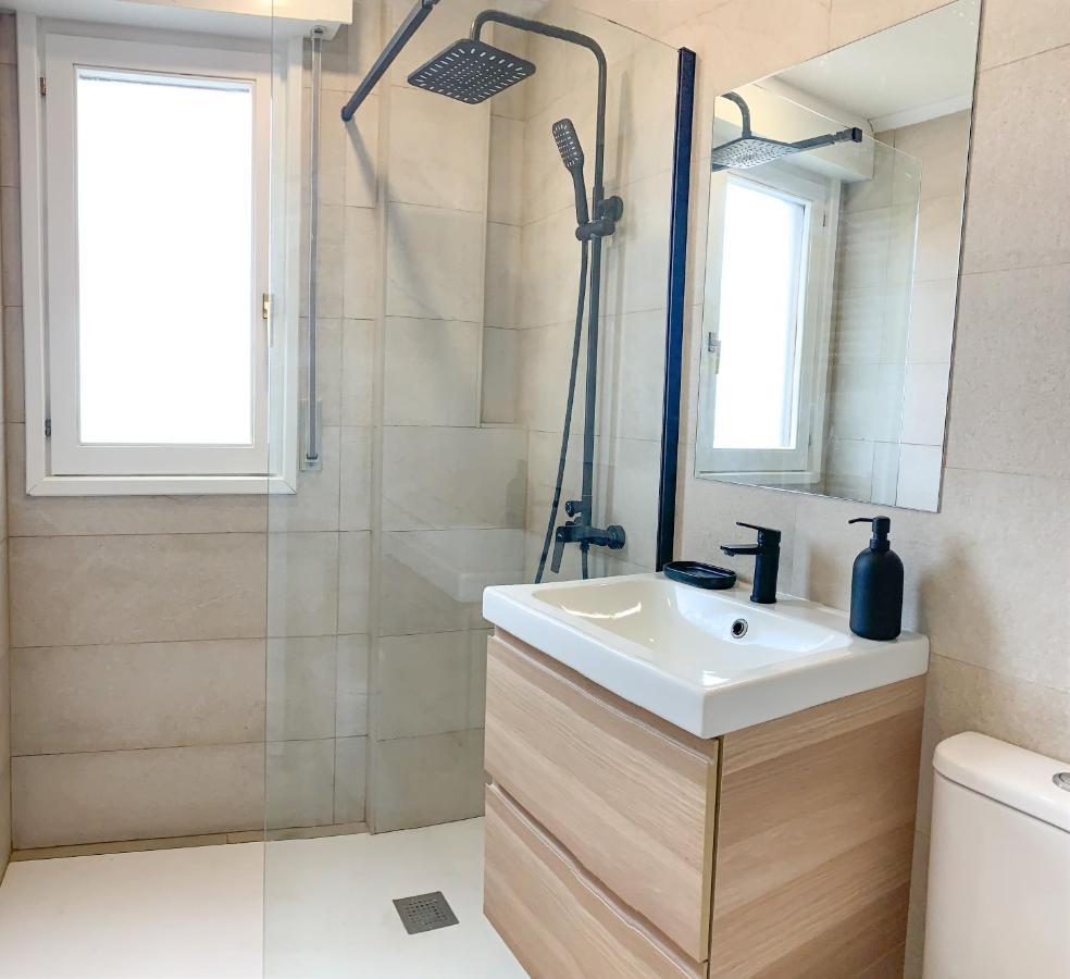 Acogedor Apartamento Con Terraza Y Parking Publico En Comillas Exteriör bild