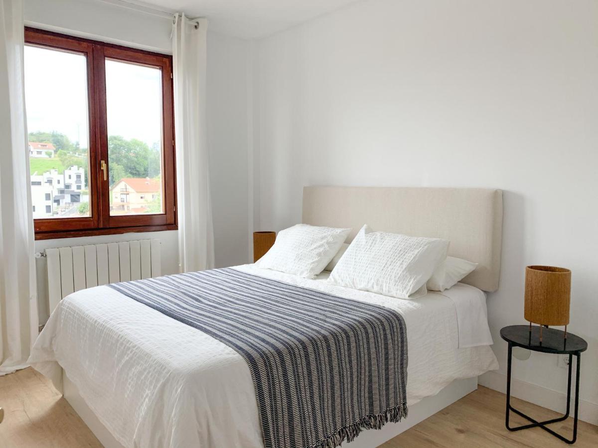Acogedor Apartamento Con Terraza Y Parking Publico En Comillas Exteriör bild